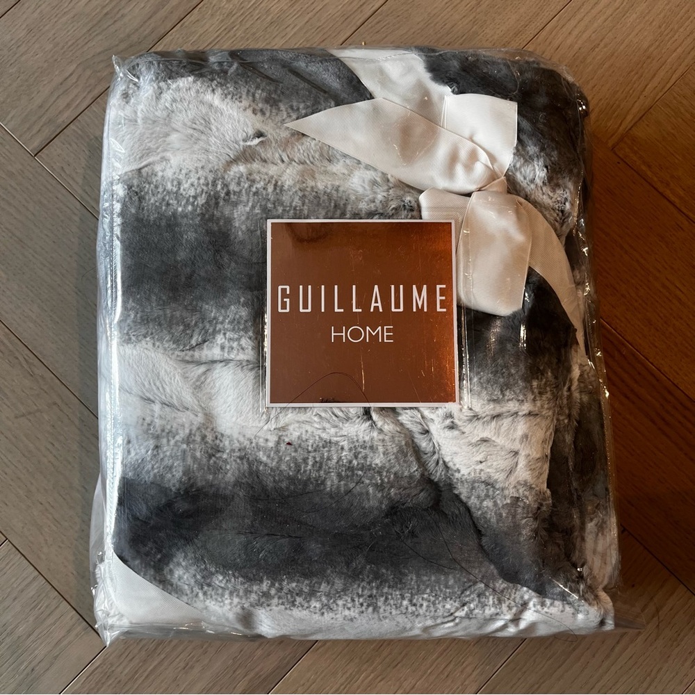BNIB GUILLUAME GREY AND WHITE PLUSH BLANKET